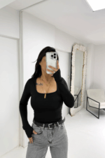 Siyah Kare Yaka Parmak Geçmeli Bluz - Görsel 4