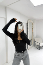 Siyah Kare Yaka Parmak Geçmeli Bluz - Görsel 2