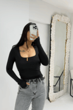 Siyah Kare Yaka Parmak Geçmeli Bluz