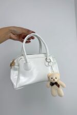 Beyaz Ayıcık Aksesuar Parlak Deri Çanta - Görsel 2