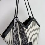 Bej-Siyah Fularlı Çanta