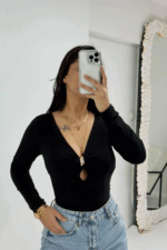 Siyah Gold Detay Göğüs Pencere Dekolteli Bluz